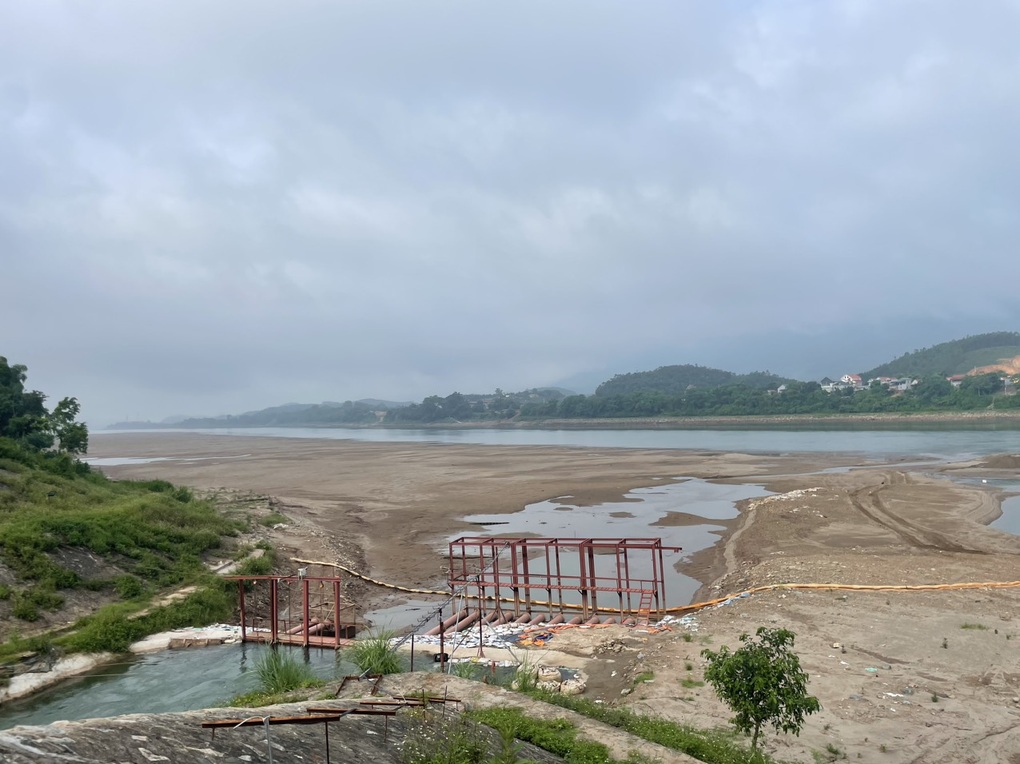 Lắp đặt trạm bơm nước khẩn cấp ở sông Đà - 2 Lắp đặt trạm bơm nước khẩn cấp ở sông Đà - 2