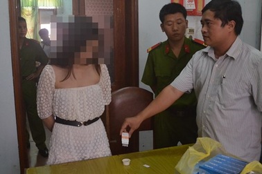 "Vui vẻ" trong quán bar, hàng chục "chân dài" bị test ma túy