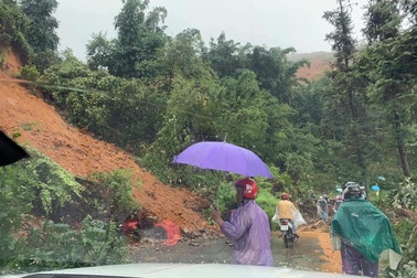 Sạt lở núi vùi lấp một gia đình 4 người ở Sa Pa