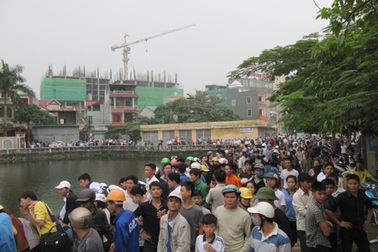 Tắc nghẽn giao thông vì phát hiện xác chết dưới hồ