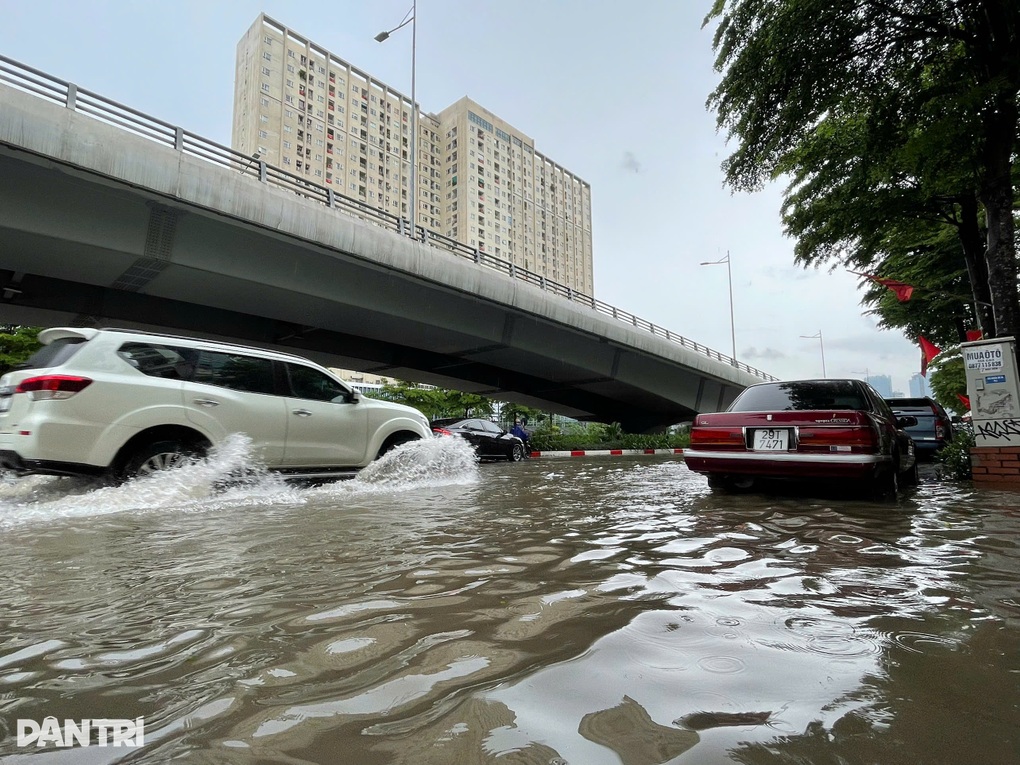 Khu đô thị ở Hà Nội ngập trong nước, người dân nghỉ làm chờ nước rút - 4 Khu đô thị ở Hà Nội ngập trong nước, người dân nghỉ làm chờ nước rút - 4