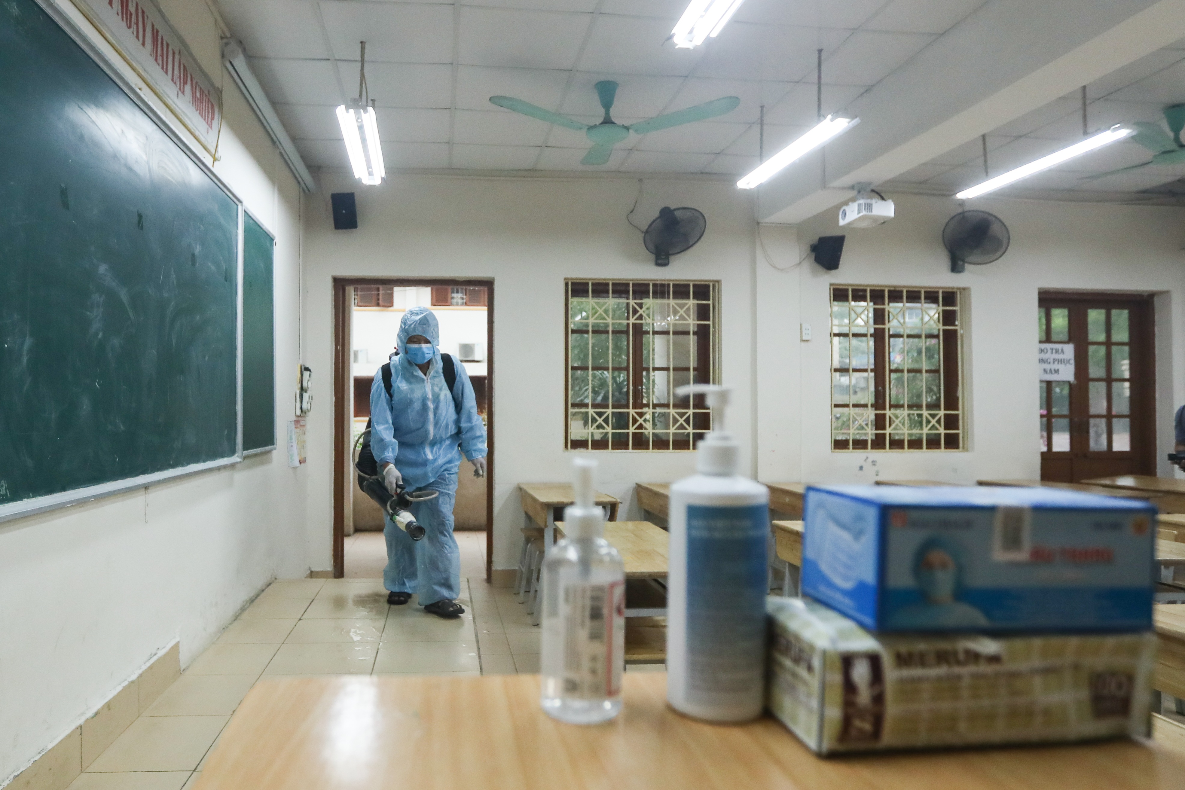 Các trường THPT được khử khuẩn trước kỳ thi tốt nghiệp THPT - 11 Các trường THPT được khử khuẩn trước kỳ thi tốt nghiệp THPT - 11