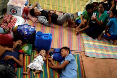 Hàng nghìn người chạy trốn khỏi vòng vây phiến quân thân IS ở Philippines