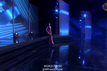 Lê Âu Ngân Anh trình diễn váy dạ hội