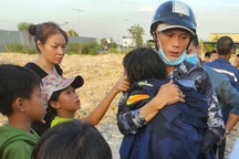 14 cảnh sát giải cứu bé gái rơi xuống hố sâu 15m