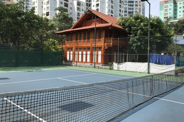 Cận cảnh nhà sàn, sân tennis “mọc” giữa sân trường tại Thủ đô