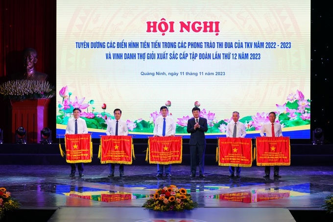 Bí thư Đảng uỷ, Chủ tịch HĐTV Tập đoàn Ngô Hoàng Ngân thừa ủy quyền, trao Cờ thi đua của Chính phủ cho các đơn vị xuất sắc trong phong trào thi đua năm 2022