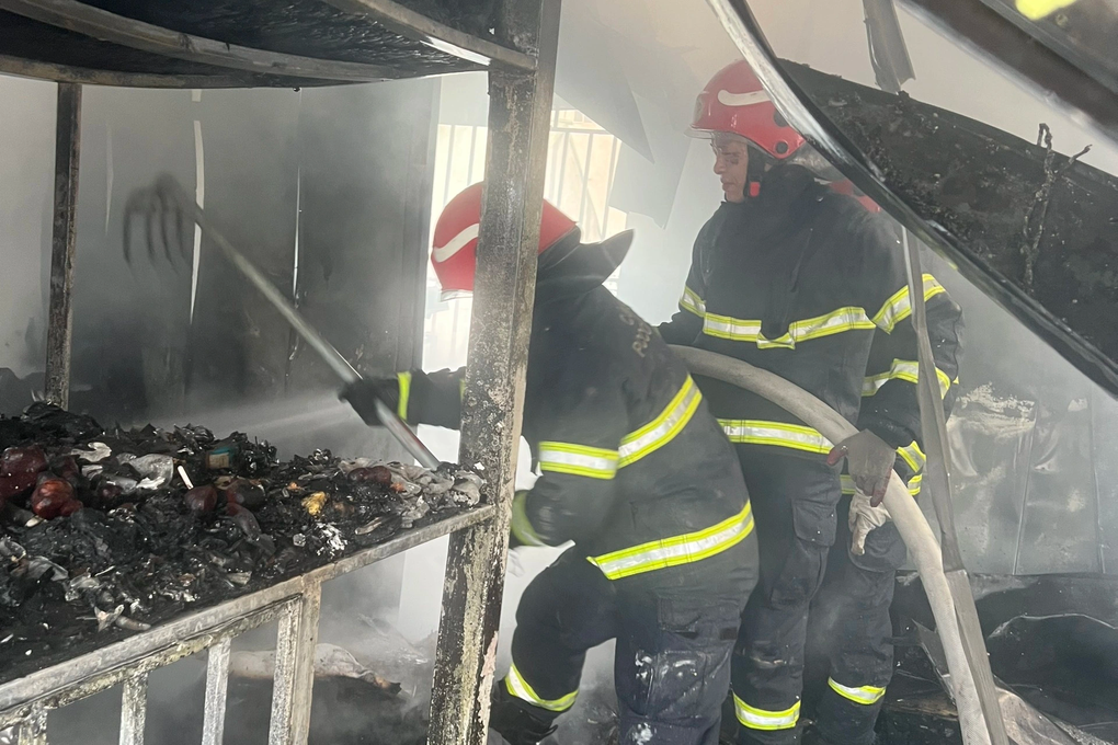 Nhà 4 tầng trên phố ở Hà Nội bốc cháy ngùn ngụt ngày 29 Tết - 3