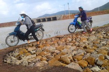 Lũ rút, “lộ” nhiều tuyến đường hư hỏng nghiêm trọng