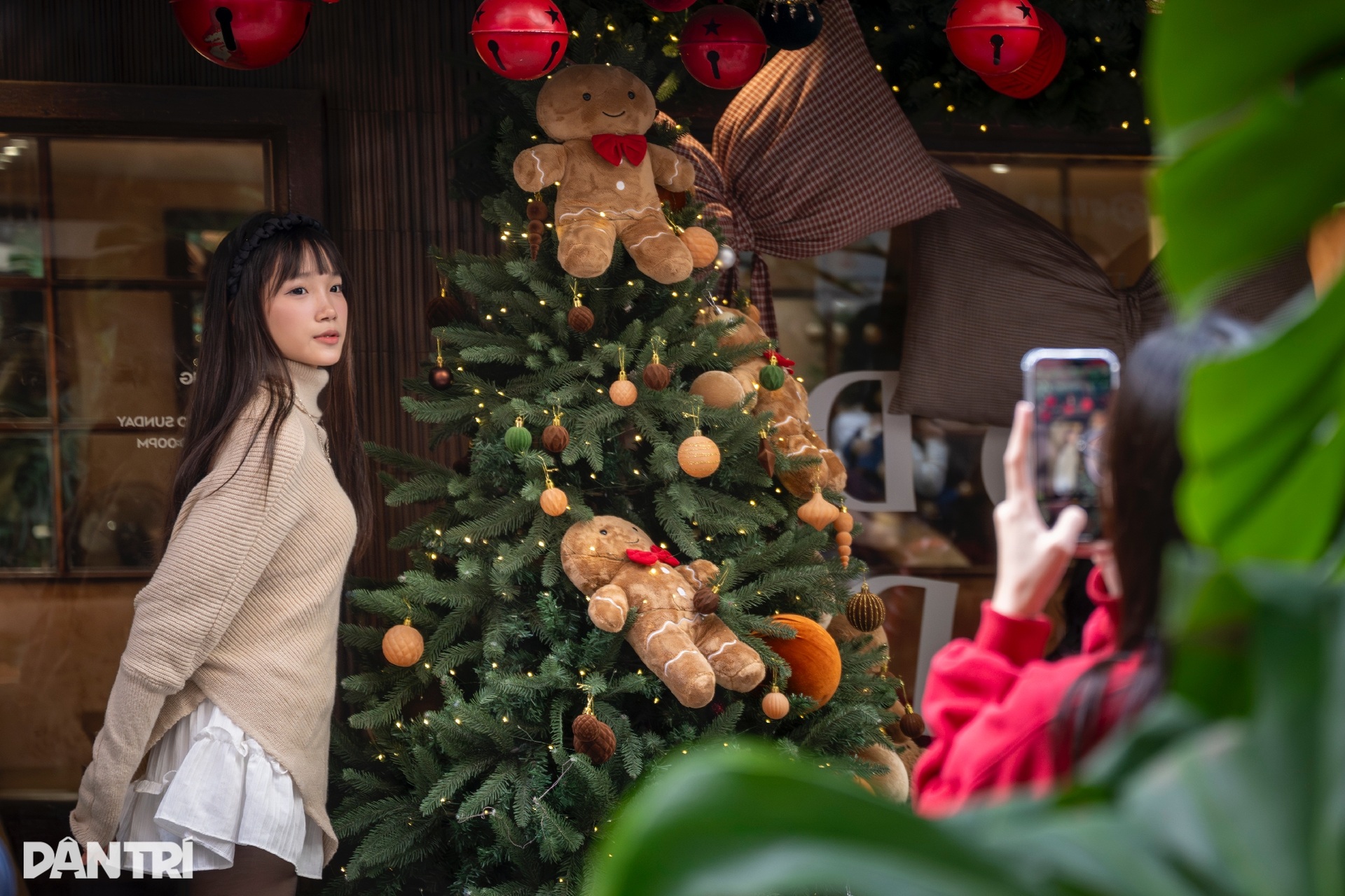 Con ngõ 100m ở Hà Nội lung linh ánh đèn, rộn ràng không khí Giáng sinh - 8