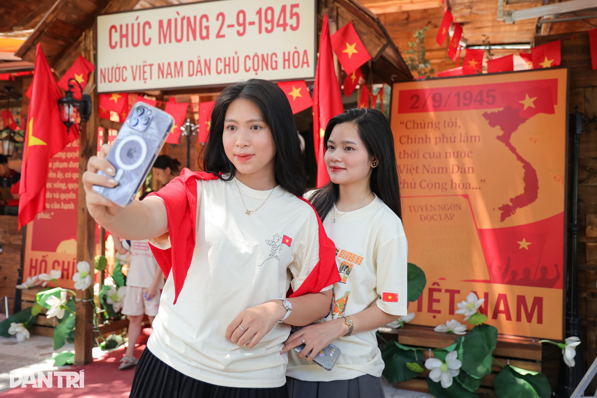Khách xếp hàng chụp ảnh ở quán cà phê yêu nước, tái hiện không khí 2/9 - 4