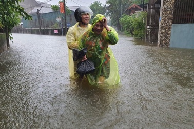 Quốc lộ 1A "thất thủ", người dân chạy lũ suốt đêm