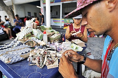 Tiền giấy Venezuela vô giá trị, dân dùng làm giấy gấp thủ công
