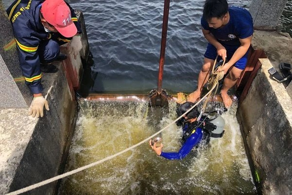 Vụ thầy hiệu trưởng bị sát hại: Công an lặn tìm điện thoại bị lấy cắp - 1 Vụ thầy hiệu trưởng bị sát hại: Công an lặn tìm điện thoại bị lấy cắp - 1