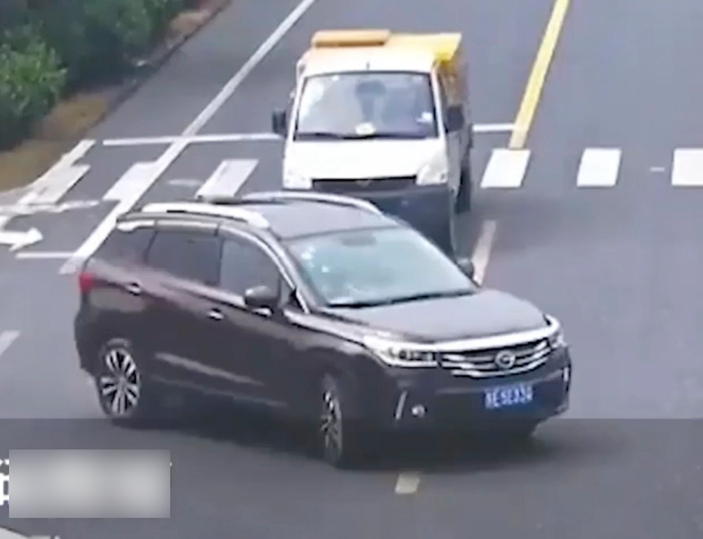 Cậu bé 12 tuổi lấy ô tô của bố, lái 200km đưa em gái đi chơi - 1 Cậu bé 12 tuổi lấy ô tô của bố, lái 200km đưa em gái đi chơi - 1