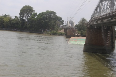 Truy tố chủ tàu và lái tàu vụ sà lan tông sập cầu Ghềnh