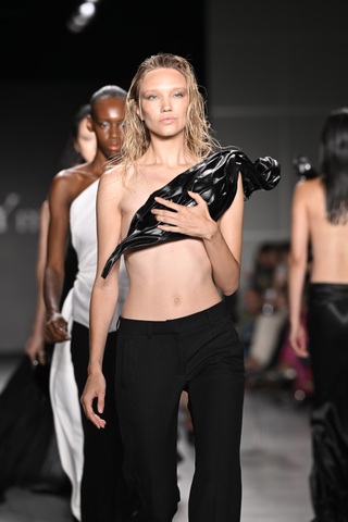 Chi tiết cắt xẻ thổi làn gió mới cho thời trang công sở - 1