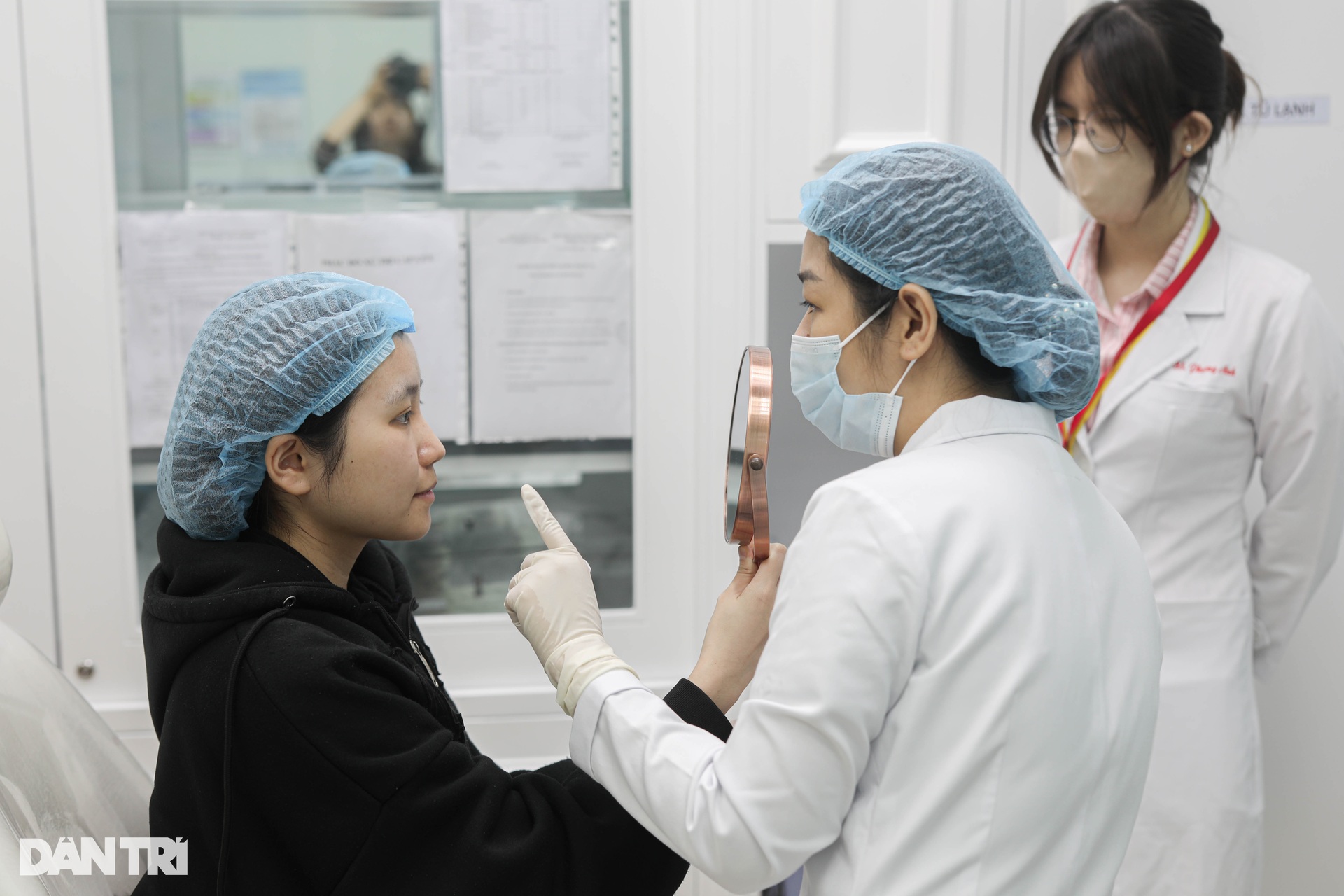 Gen Z chi gần 10 triệu để tiêm filler làm đầy hốc mắt - 8 Gen Z chi gần 10 triệu để tiêm filler làm đầy hốc mắt - 8