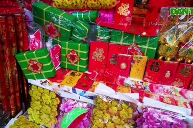 Phố Hàng Mã rực rỡ sắc đỏ ngày cận Tết