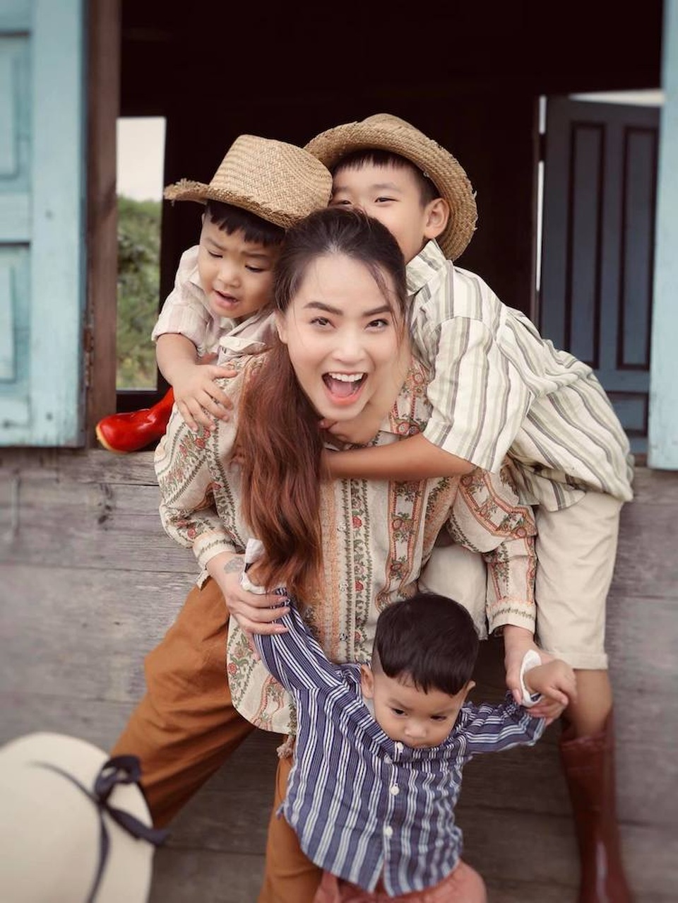 Mỹ Tâm lén lau nước mắt khi đi cứu trợ bà con tại Quảng Nam - 9 Mỹ Tâm lén lau nước mắt khi đi cứu trợ bà con tại Quảng Nam - 9