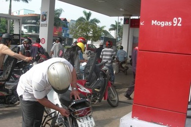Cây xăng bán sai giá niêm yết bị phạt... 10 triệu đồng