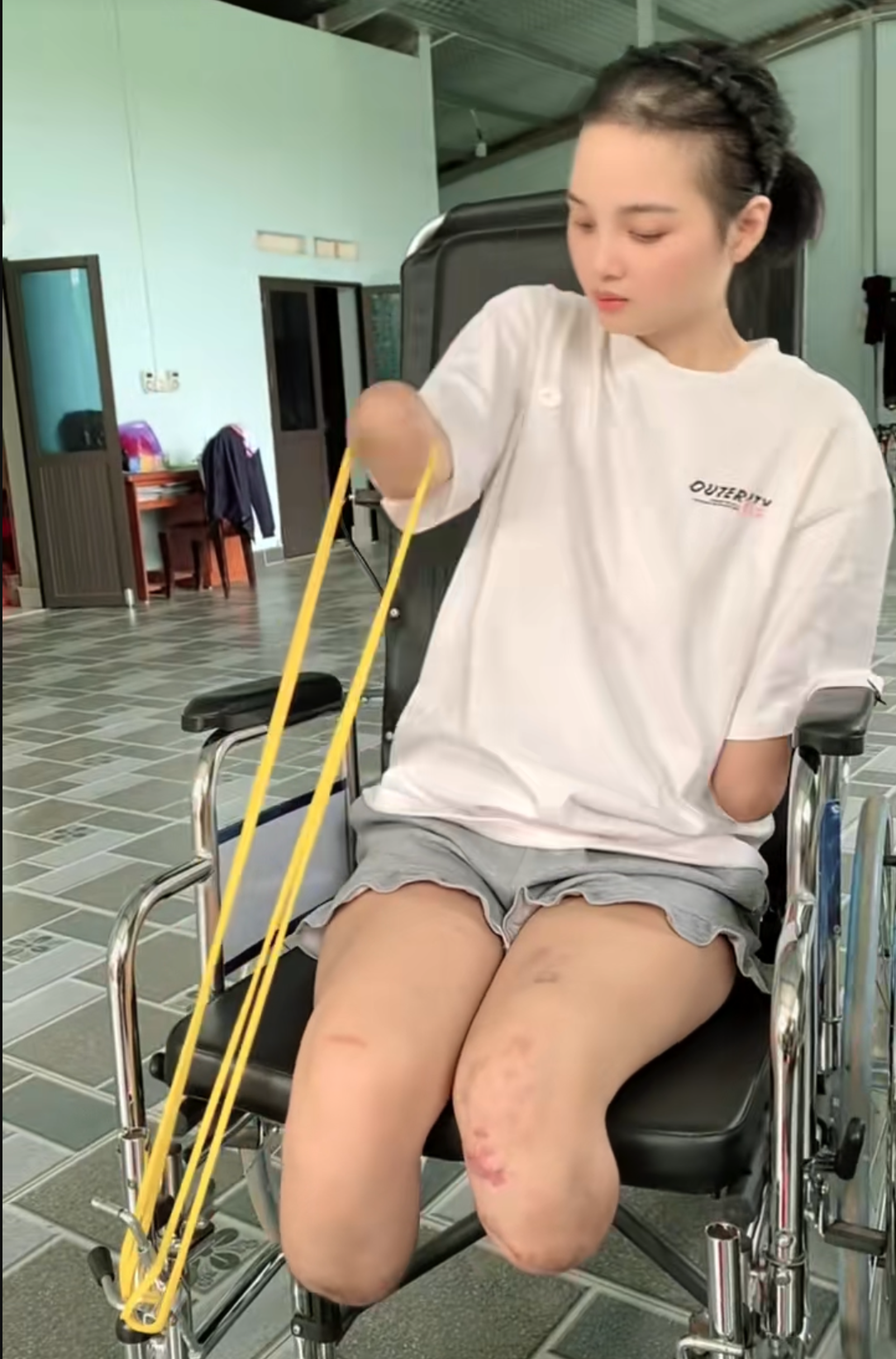 Cuộc sống của cô gái xinh đẹp ở Phú Thọ mất tay chân “hút” triệu lượt xem - 2 Cuộc sống của cô gái xinh đẹp ở Phú Thọ mất tay chân “hút” triệu lượt xem - 2