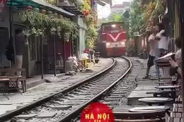 Nữ du khách lao ra đường ray khi tàu hỏa đến ở phố cà phê đường tàu Hà Nội