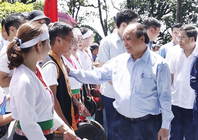 Chủ tịch nước Nguyễn Xuân Phúc gặp gỡ, động viên bà con nhân dân có mặt tại Đền thờ Chủ tịch Hồ Chí Minh