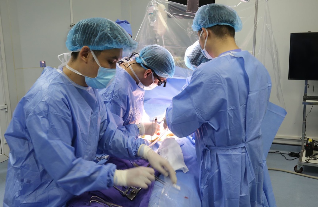 Vợ quỳ gối tiễn biệt tạng người chồng vừa chết não - 3 Vợ quỳ gối tiễn biệt tạng người chồng vừa chết não - 3