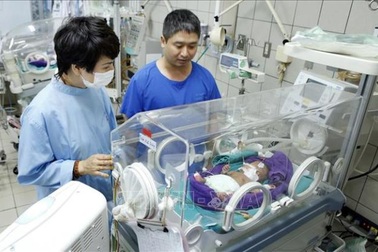 Chuyên gia nhi cảnh báo những "nụ hôn tử thần"