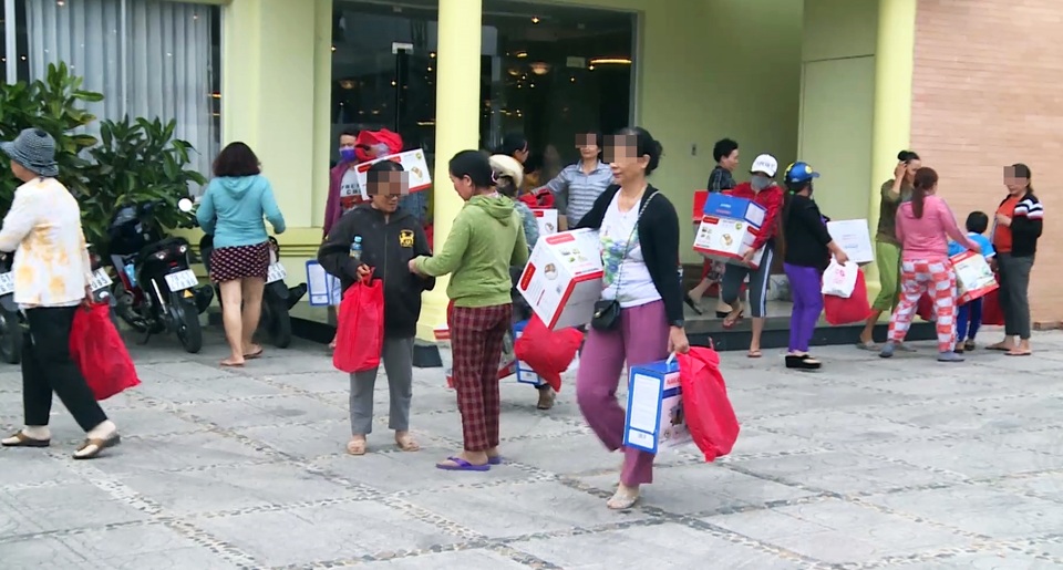 Hàng trăm người dân “sập bẫy” với chiêu trò bán hàng tri ân siêu khuyến mãi - 8 Hàng trăm người dân “sập bẫy” với chiêu trò bán hàng tri ân siêu khuyến mãi - 8