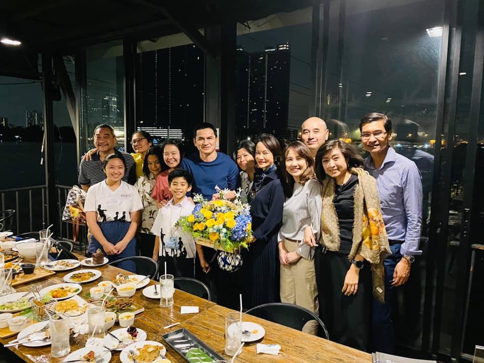 Kiatisuk chia tay bạn bè trước khi sang Việt Nam làm HLV HA Gia Lai - 8 Kiatisuk chia tay bạn bè trước khi sang Việt Nam làm HLV HA Gia Lai - 8