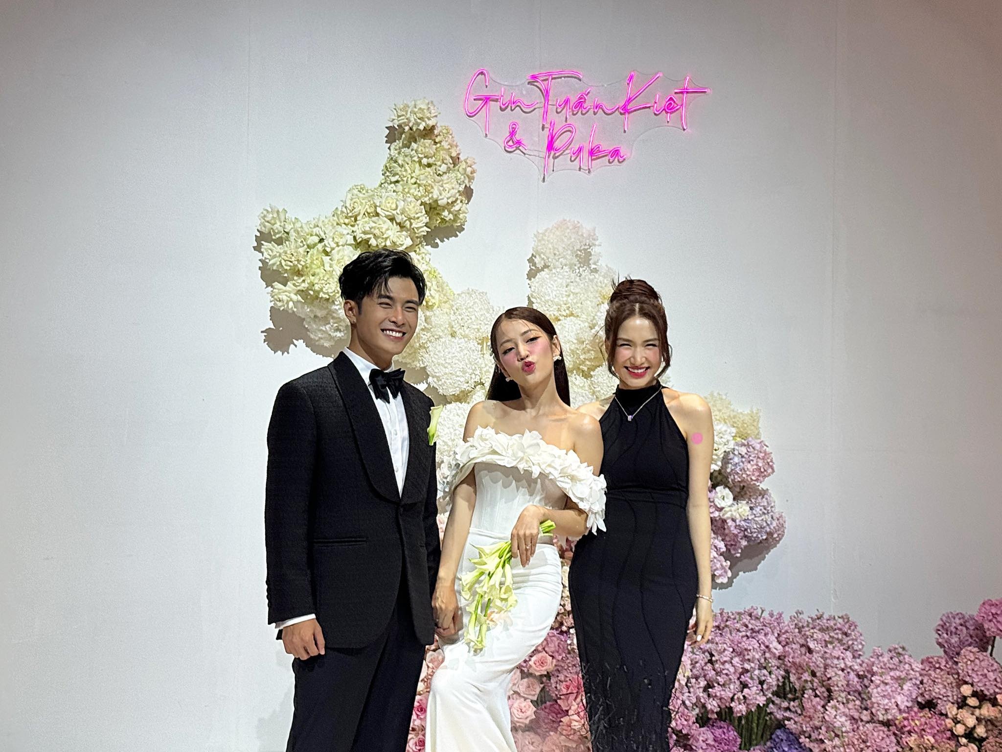 Puka - ពិធីមង្គលការរបស់ Gin Tuan Kiet៖ Tran Thanh មកដល់ទាន់ពេល Sam បានដឹកពោះរបស់នាងទៅពិធីមង្គលការ - 1 Lễ cưới Puka - Gin Tuấn Kiệt: Trấn Thành đến sớm, Sam vác bụng bầu ăn cưới - 1
