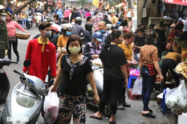 Chợ Hàng Bè sôi động ngày rằm tháng Giêng dù dịch Covid-19 hoành hành