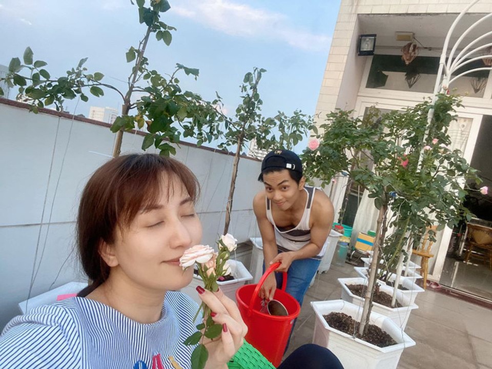Ngắm khu vườn ngập hoa hồng trên ban công của Khánh Thi- Phan Hiển - 4 Ngắm khu vườn ngập hoa hồng trên ban công của Khánh Thi- Phan Hiển - 4
