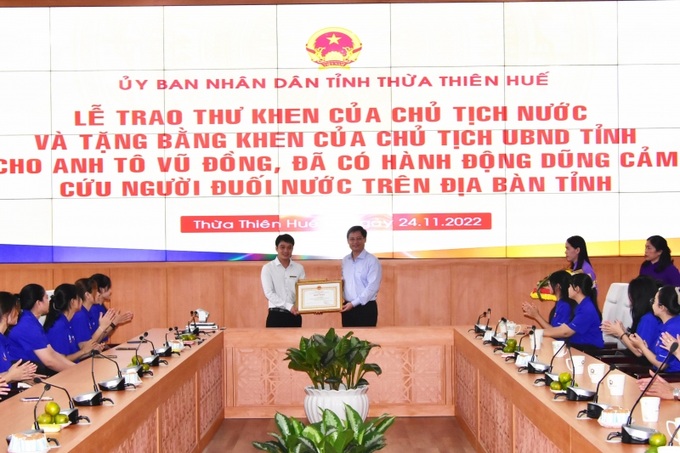 Trao tặng Bằng khen của Chủ tịch UBND tỉnh Thừa Thiên Huế cho anh Tô Vũ Đồng 