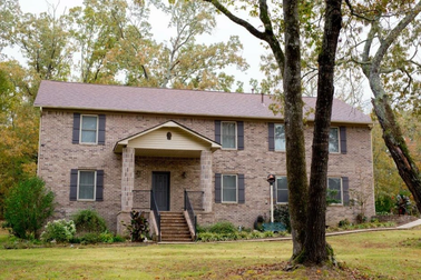 Xem clip trên mạng, bà mẹ cùng 4 con làm nhà đẹp không ngờ