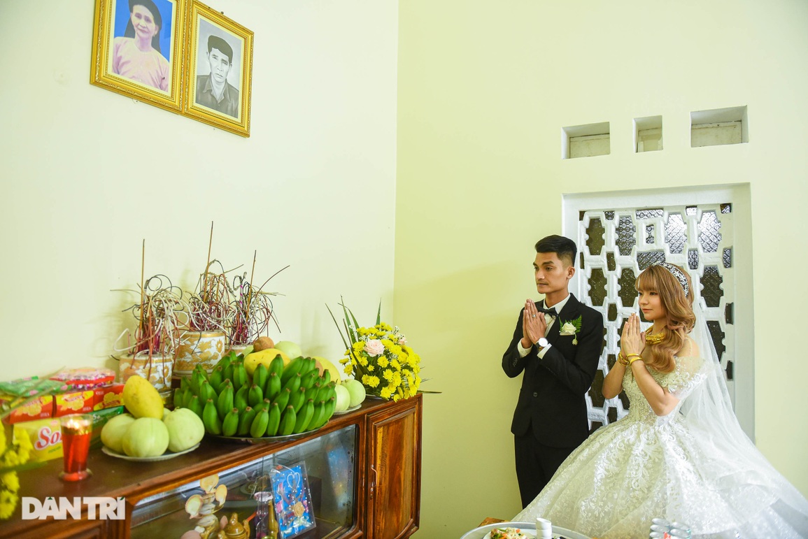 Đám cưới Mạc Văn Khoa: NSND Tự Long về dự, cô dâu đeo vàng trĩu cổ - 12 Đám cưới Mạc Văn Khoa: NSND Tự Long về dự, cô dâu đeo vàng trĩu cổ - 12