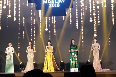 Nữ sinh Ngoại giao trổ tài “bắn” tiếng Anh trong cuộc thi Hoa khôi