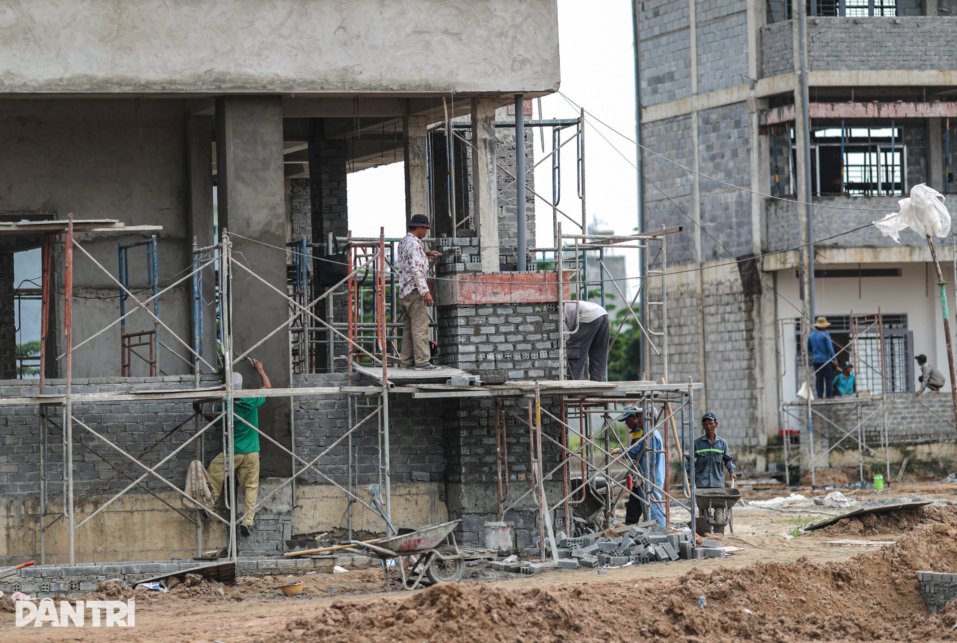 Trường học còn ngổn ngang, hàng nghìn học sinh khu tái định cư đi học ké - 11