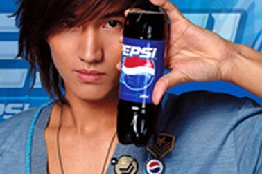 Ngôn Thừa Húc với tấm áp phích gây "náo loạn"