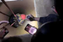 Cảnh sát đu dây xuống giếng sâu 30m cứu người đàn ông