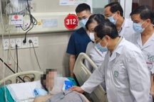 Thủ tướng đến thăm các nạn nhân vụ cháy chung cư mini