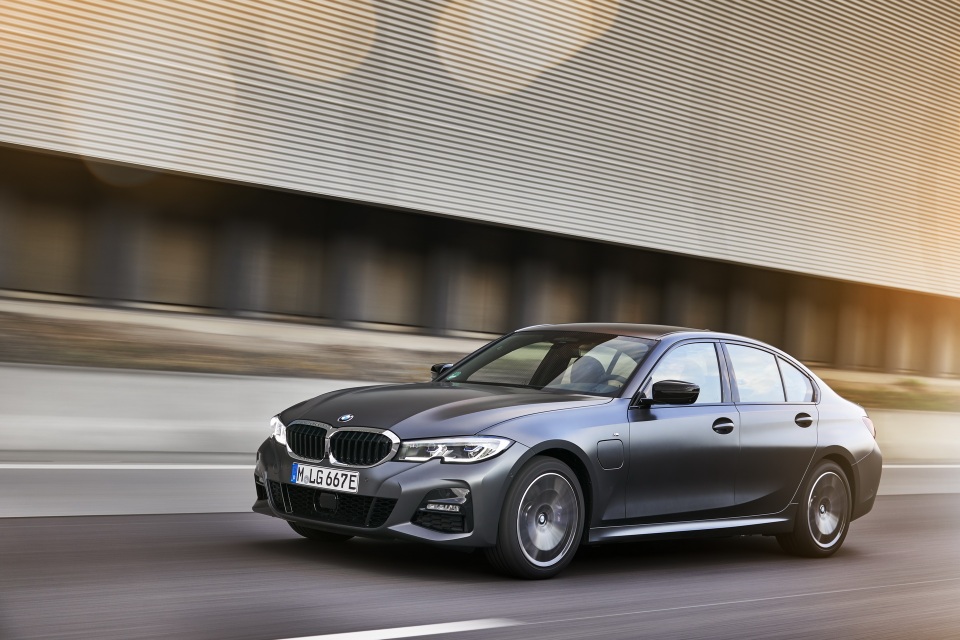 BMW bổ sung phiên bản hybrid sạc điện cho dòng 3 và 5 series - 1 BMW bổ sung phiên bản hybrid sạc điện cho dòng 3 và 5 series - 1