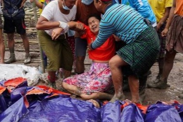 Thi thể nằm la liệt sau khi “sóng thần” bùn ập xuống mỏ ngọc Myanmar