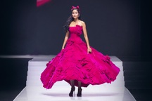 H'Hen Niê gây sốt với khoảnh khắc bung váy, hóa "đóa hoa hồng"