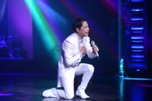 Ca sỹ Ngọc Sơn bất ngờ khóc trên sân khấu Hà Nội trong ngày đầu năm