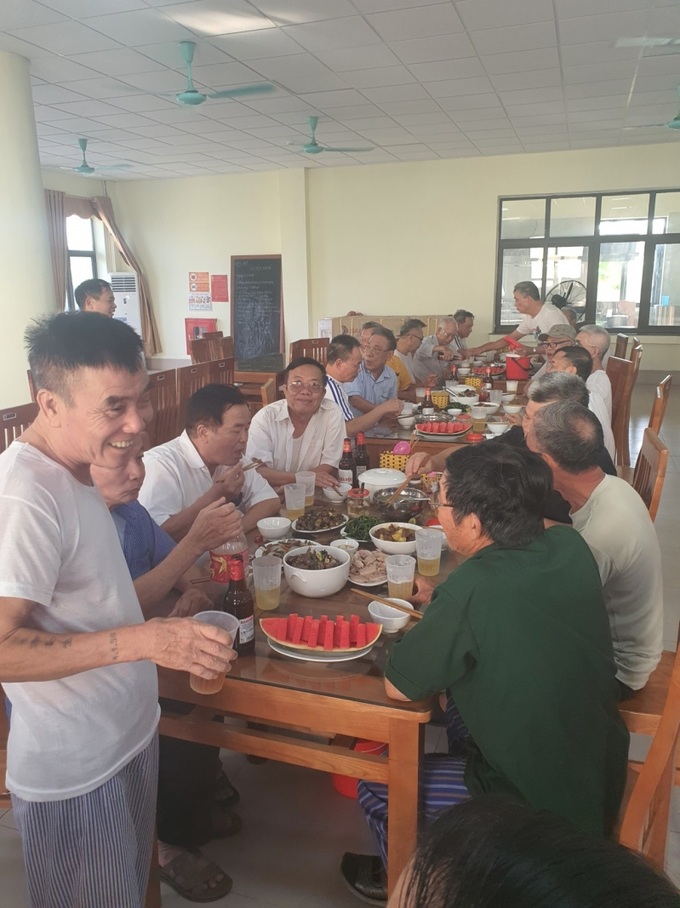 Các thương, bệnh binh trong bữa cơm tại Trung tâm.