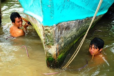 Phận người sống dưới đáy sông