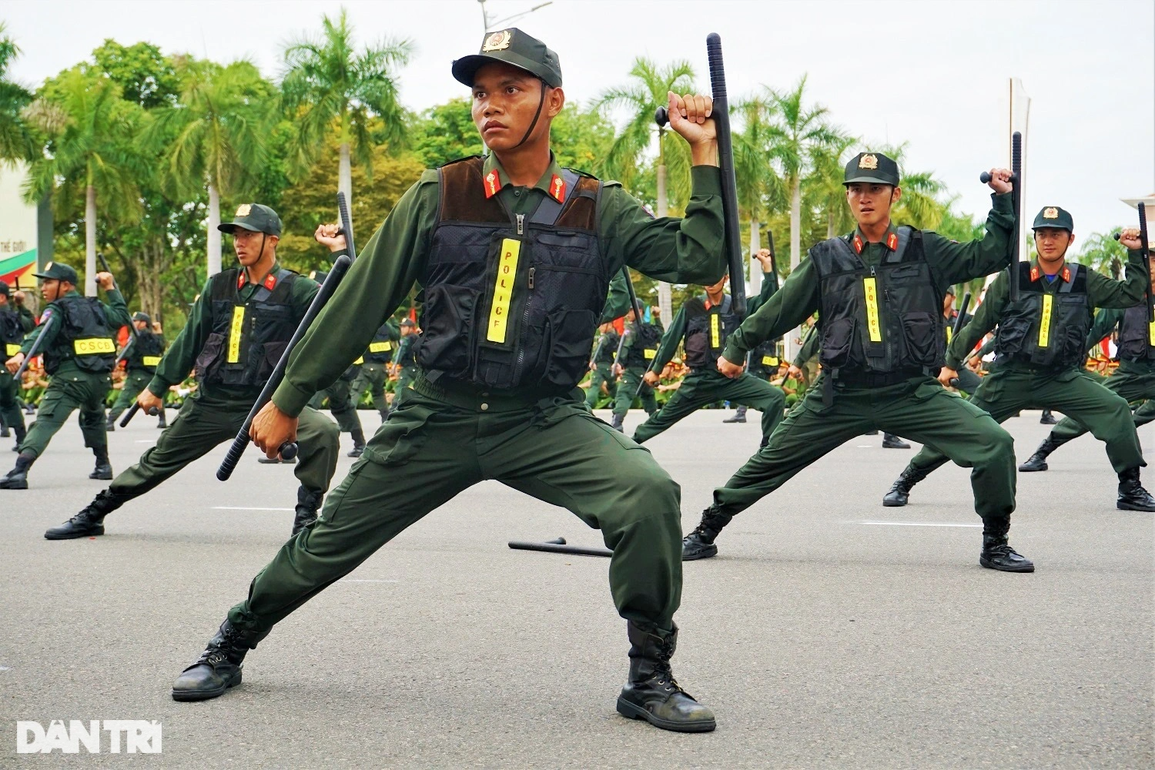 Ấn tượng màn võ thuật xuất sắc của chiến sĩ công an - 3 Ấn tượng màn võ thuật xuất sắc của chiến sĩ công an - 3